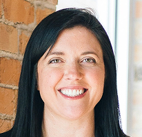 Sophie Hartwell, vedoucí zákaznické podpory, headshot, tým služeb